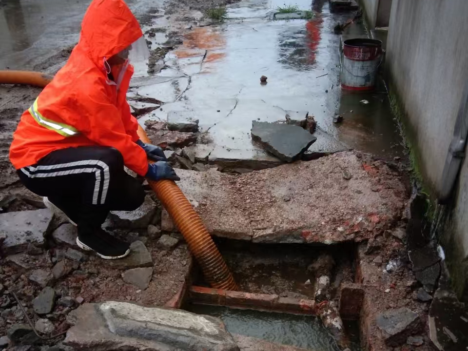 五原专业清理污水池 炜誉市政以规范流程守护城市 “肠道”