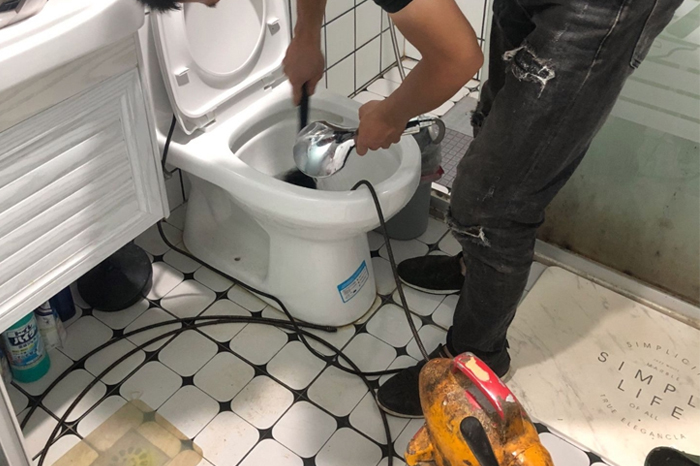 五原马桶堵塞自己疏通还是找师傅?专业上门服务让你省时更省心